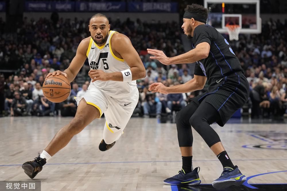 她的两个进 她的两个进